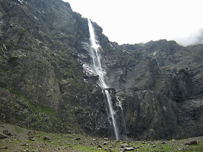 Cirque de Gavarnie,la grande cascade 423 mètres. Hautes-Pyrénées (2005).