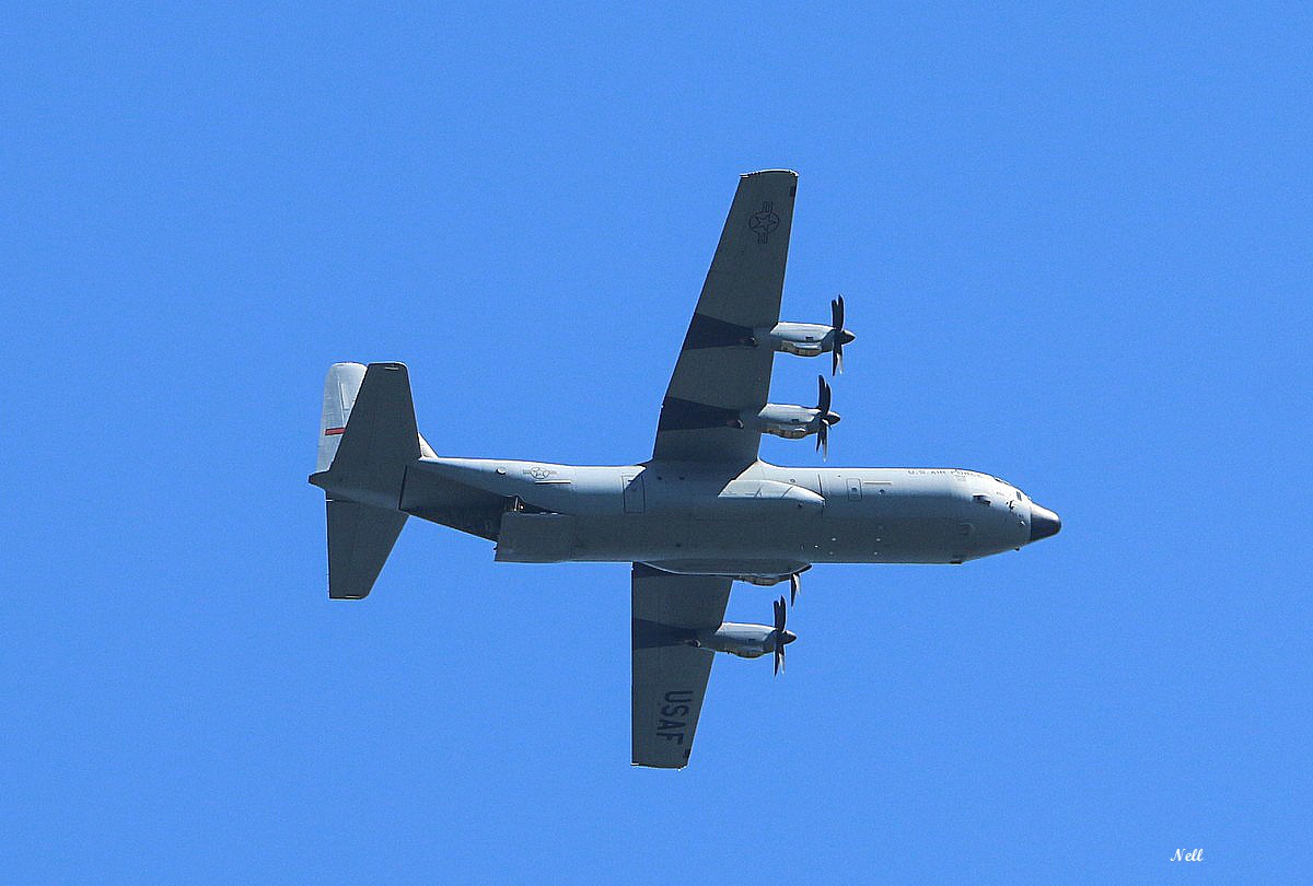 C130 S Hercule USAF (après largage par tranche arrière).