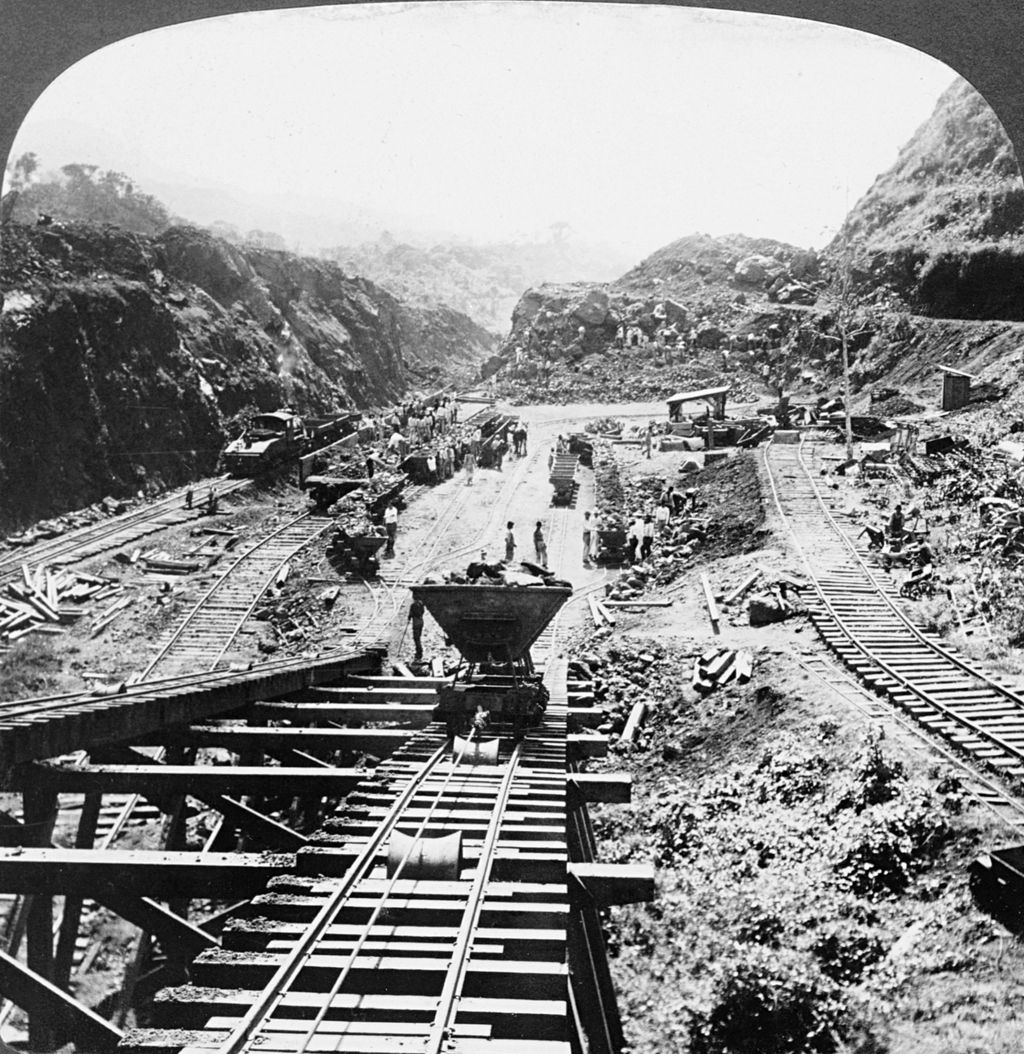 1024px-Panama_Canal_under_construction_1907.jpg