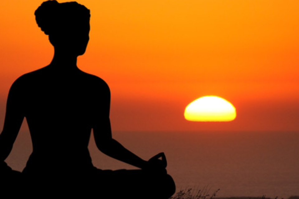 femme-medite-position-du-lotus-soleil-couchant-sur-la-mer.jpg