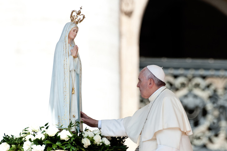 Francois-touchant-statue-Notre-Dame-Fatimade-audience-pontificale-hebdomadaire-place-Saint-Pierre-Vatican-13-2015_1_728_485.jpg