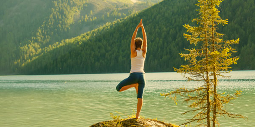 femme_position_arbre_sur_roche.jpg