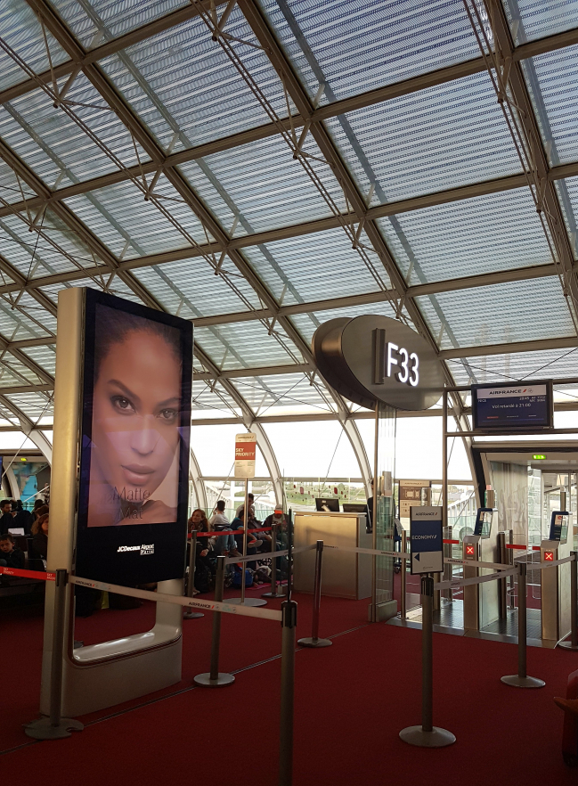 Porte 33 terminal F2 Roissy avant un CDG / Nice.