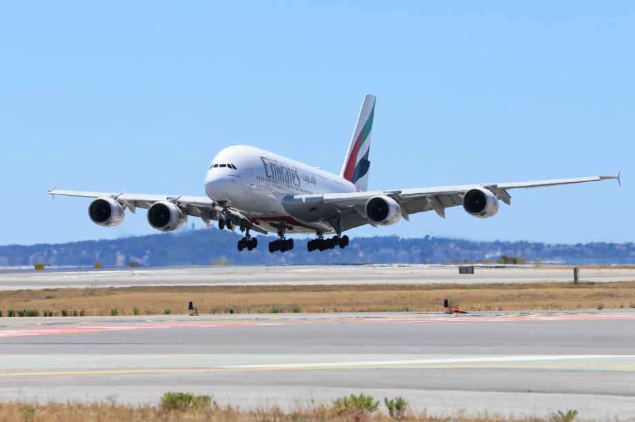 A380 d'Emirates à l'atterrisage à Nice.
