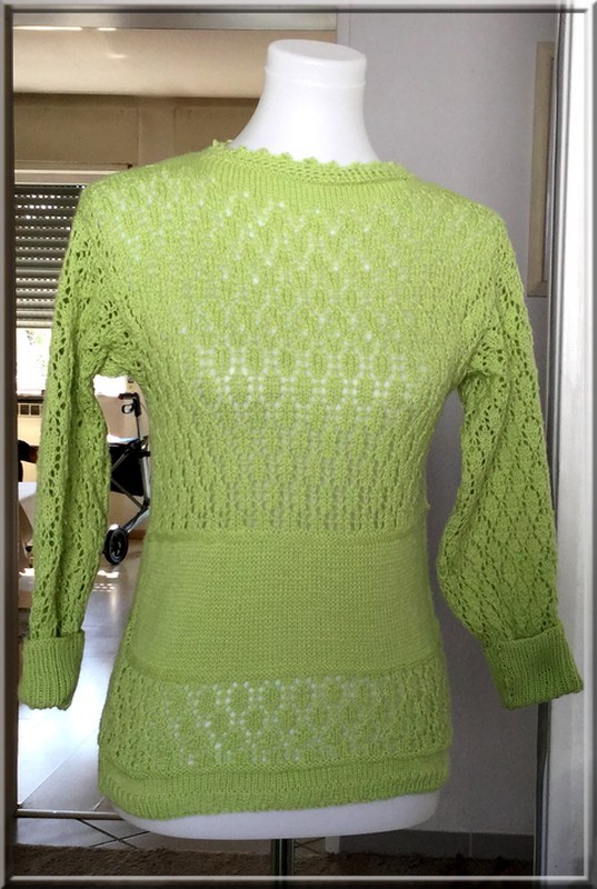 Ce tout nouveau pull a été réalisé avec une laine  100 % Merino de la marque Schoeller, couleur kiwi. 
 Le point ajouré intitulé  