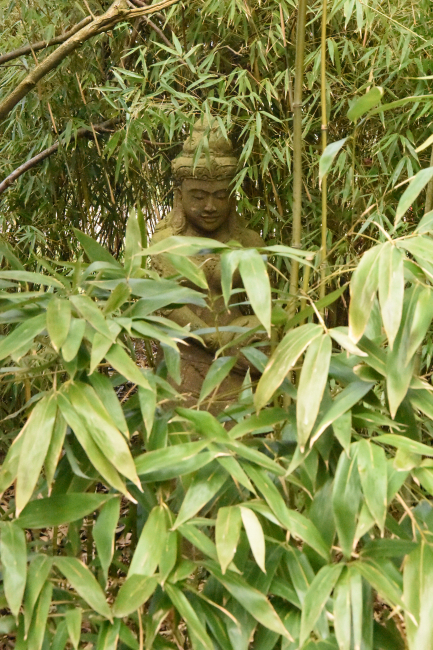 Statue camouflée en forêt de bambous - Jardins fruitiers de Laquenexy 57