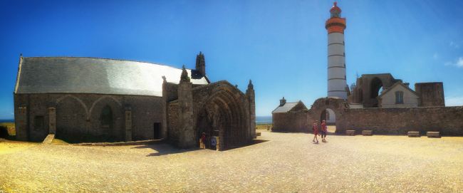 Des falaises abruptes balayées par les vents et la mer, un phare imposant qui veille sur les ruines d'une ancienne abbaye... Ici, le charme opère. La pointe Saint-Mathieu semble un concentré de Bretagne. A deux pas, le port du Conquet permet de rejoindre 