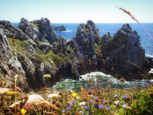 La Pointe de Pen Hir, prolongée en mer par les Tas de Pois est sans doute l'image la plus connue de Camaret et une des promenades favorites des touristes. De là on peut voir de la Pointe du Raz à la Pointe Saint Mathieu.