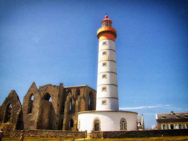 C'est le bout de terre le plus à l'ouest de l'Hexagone. Lieu d'histoire et de mémoire, le phare de la pointe Saint-Mathieu est un monument symbolique pour tous les marins de Bretagne.