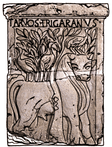 pilier_3cDerrière un arbre on aperçoit un taureau sur la tête et l’échine duquel sont juchées trois grues. C’est la figuration d’un mythe ou d’une légende gauloise identifiable par l’inscription « TARVOS TRIGARANUS ».gif