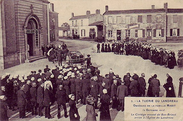 W1380-CPA1913_LaTuerieDuLandreau-ObsequesFamilleMabit-2Octobre1913-LeCortegeVenantDeBasBriaceArriveALEgliseDuLandreau_HeliotypieMassellier-MDX.jpg