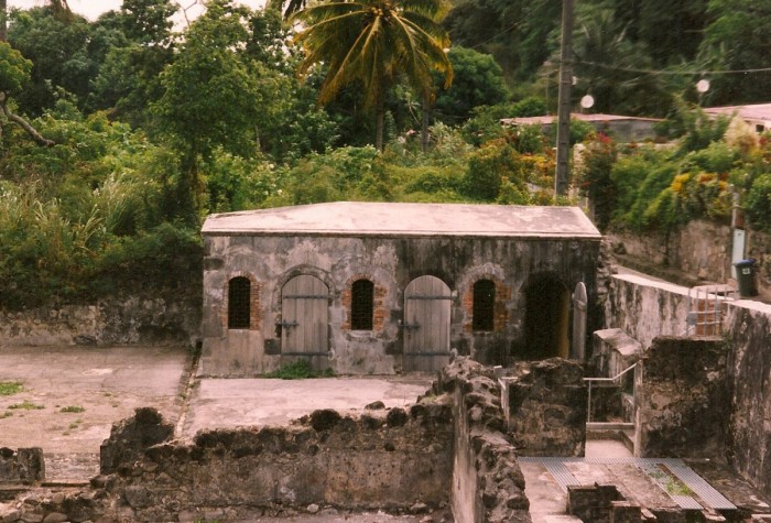 https://static.blog4ever.com/2016/09/822431/saint-pierre-martinique-ruinesstpierre19022-700x475.jpg