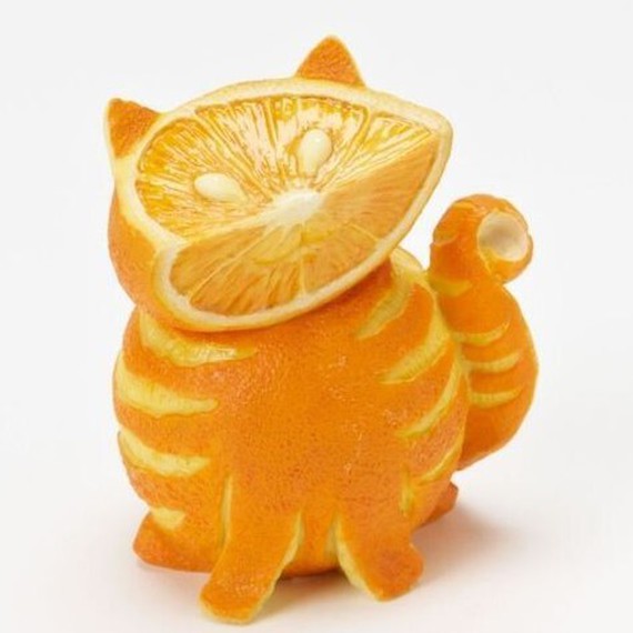 clementine-sculptee-une-orange-ou-une-clementine-qui-a-la-forme-d-un-mignon-petit-chat.jpg