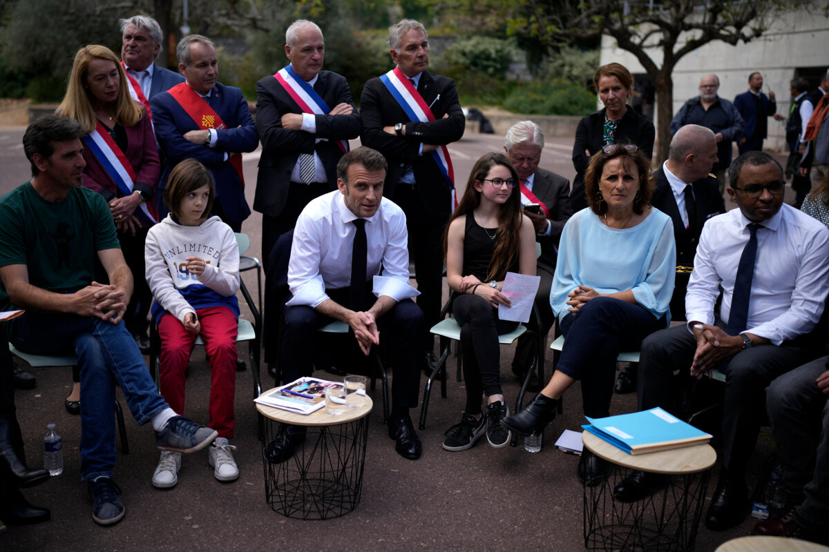 Emmanuel Macron et le ministre de l'éducation Pap Ndiaye à l’école Louise-Michel de Ganges, dans l’Hérault, le 20 avril 2023. © Daniel Cole / POOL / AFP
