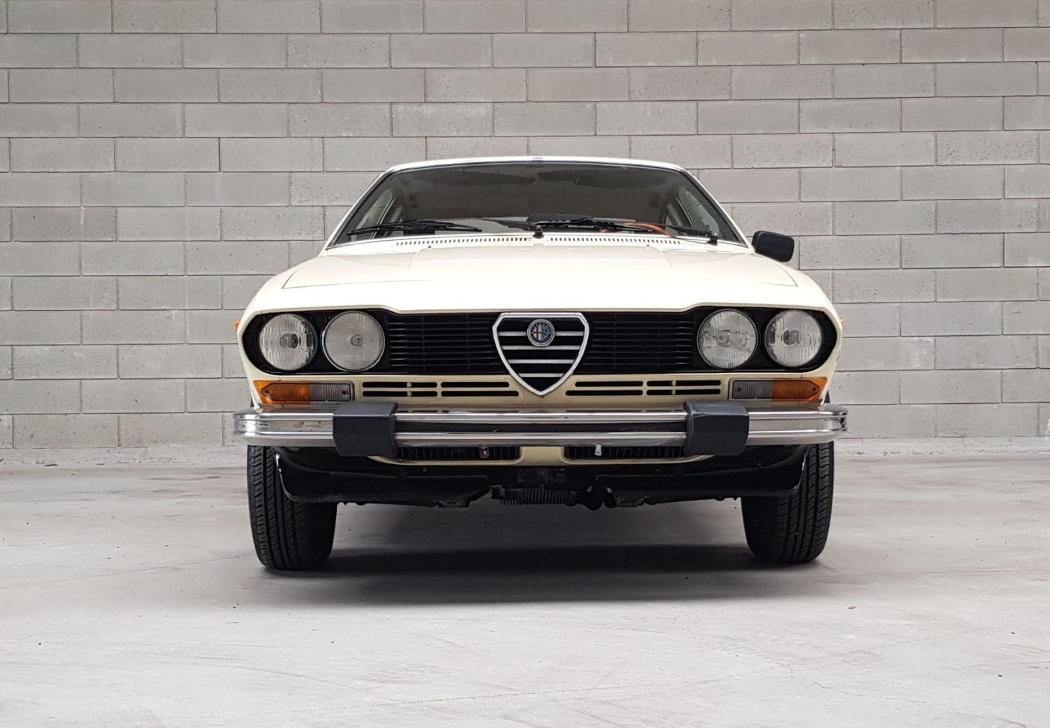 Alfa Romeo Alfetta GTV 2000 1977 classic-racing-annonces fr alfa-romeo-alfetta-gtv-2000-1977-2