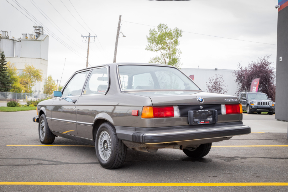 BMW 320i Sedan 2-door 2