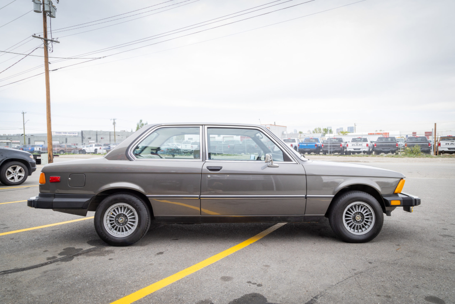 BMW 320i Sedan 2-door 2
