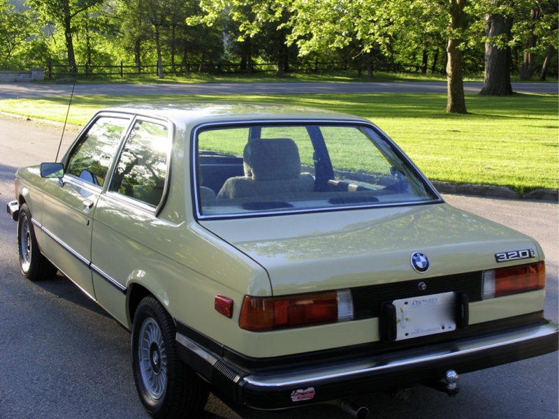 BMW 320i Sedan 2-door 2