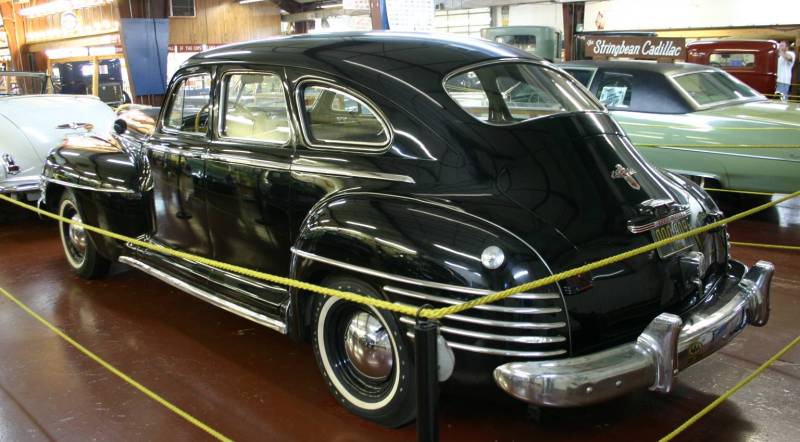 Chrysler New Yorker Sedan1942 momentcar com chrysler-new-yorker-1942-2
