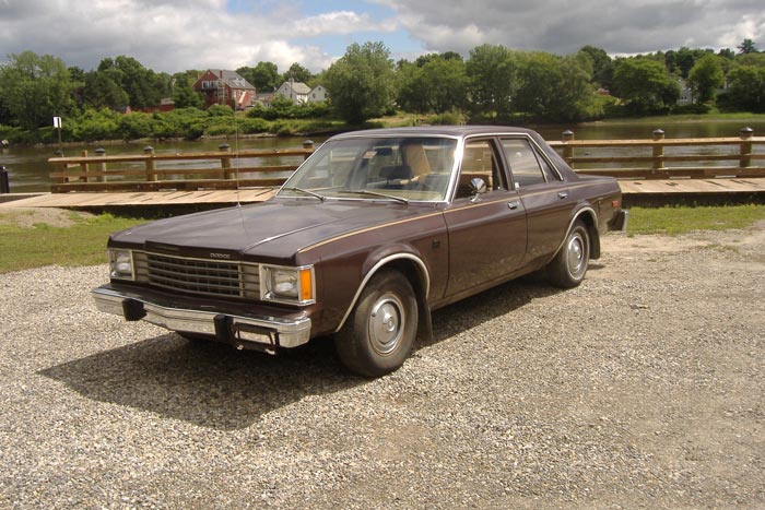 Dodge Aspen Sedan 4-door 318 V8 1977 momentcar com         dodge-aspen-1980-1