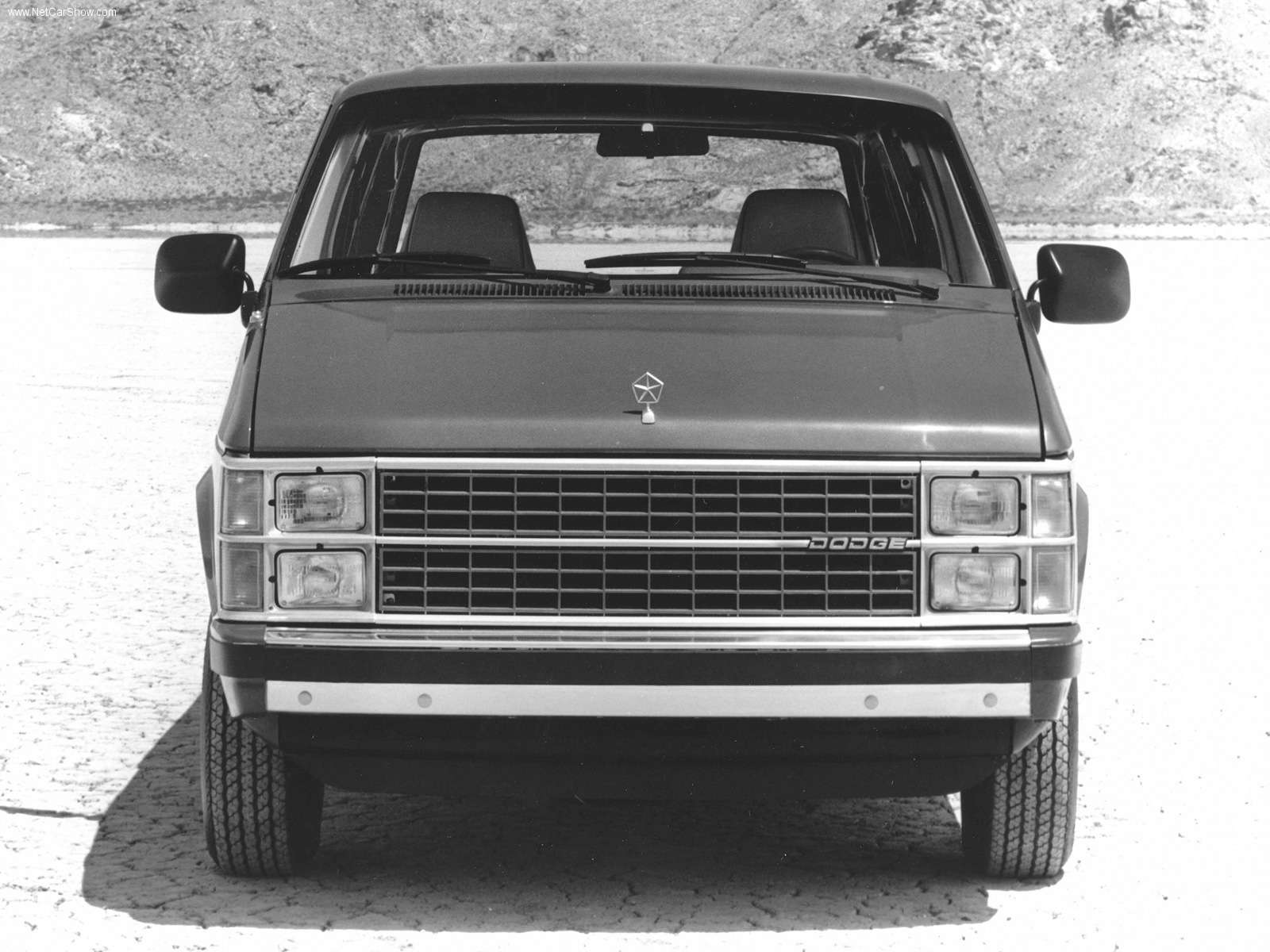 Dodge Caravan 1984 Dodge-Caravan-1984-1600-02
