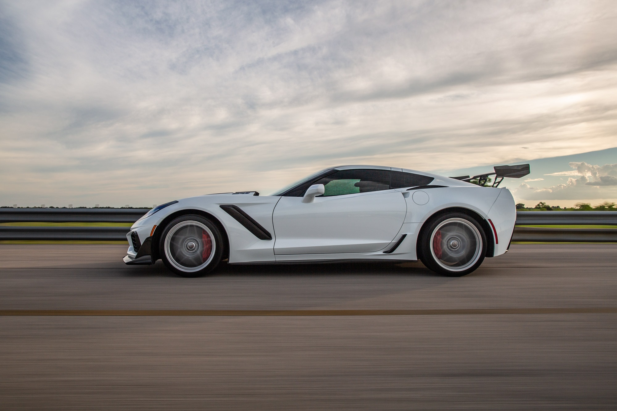 Hennessey Chevrolet Corvette ZR1 2019 ZR1-Corvette-2019-White-Hennessey5-min