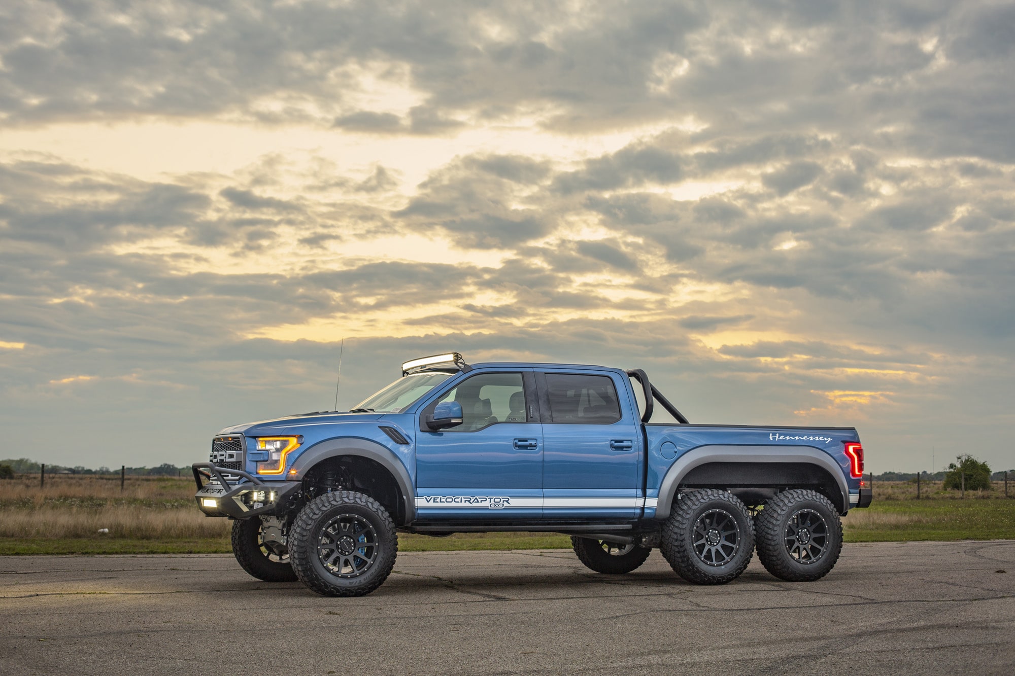 Hennessey Velociraptor 6x6 2019 2-Hennessey-VelociRaptor-6x6-Ford-Performance-Blue-White-Stripes-13-min