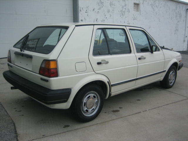Volkswagen Golf Hatchback 4-door 1985 smclassicars com 1985-volkswagen-golf-4-door-hatchback-mk2-original-low-miles-6