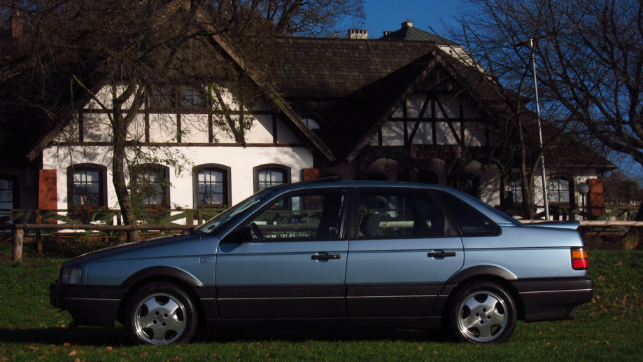 Volkswagen Passat GT Sedan 1990 i