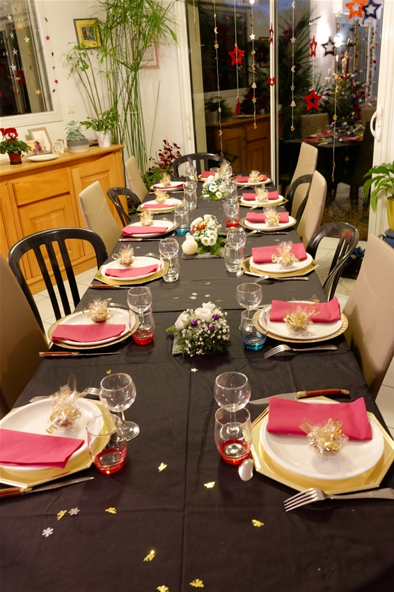 Pour la table de réveillon, une nappe noire fait mieux ressortir les décors.
Des chocolats en mini aumônière, des compositions de fleurs naturelles blanches. Les petits enfants ont rajouté  quelques paillettes pour nous faire un joli décor .