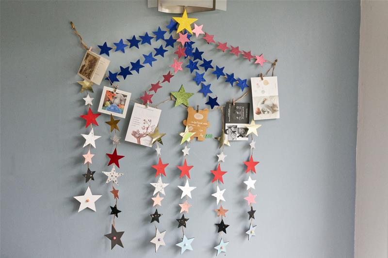A partir des faire-part des petits enfants, j'ai habillé le mur d'étoiles. ( bleues pour les garçons, roses pour les filles, évidemment !)