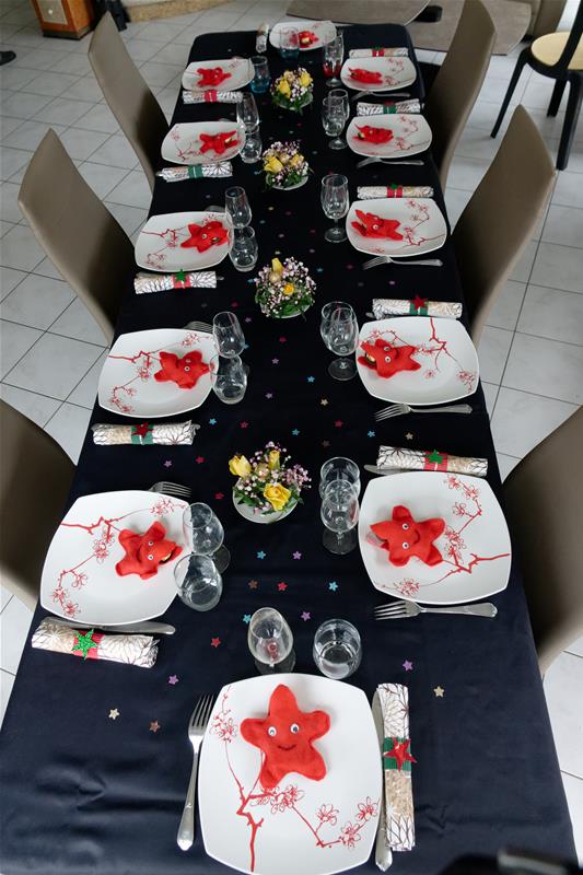 Sur la table de fête, j'ai réutilisé des étoiles en feutrine pour les chocolats, nappe noire traditionnelle et petits bouquets.