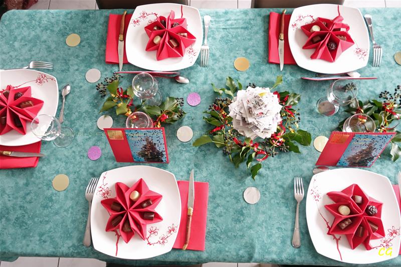Goûter avec des ados, nappe verte et décors rouges, classique de Noël
