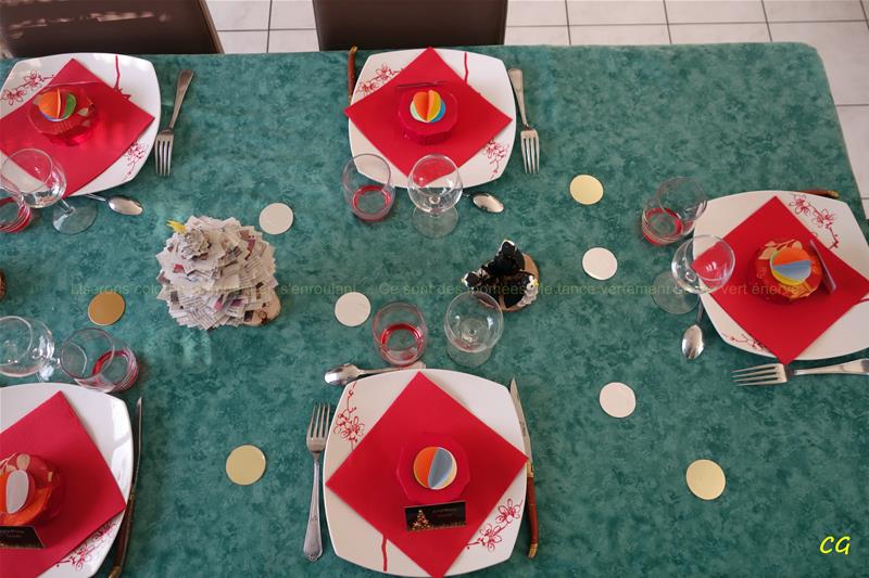 Le déjeuner de Noël avec de jeunes enfants. De nouveau nappe verte et décors rouges, les chocolats dans des petites boîtes rouges individuelles.