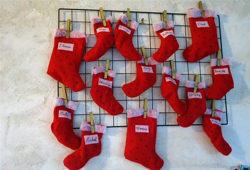 J'ai aussi fabriqué des chaussettes de Noël en feutrine rouge.