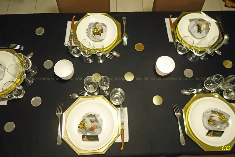 Réveillon entre adultes, table un peu plus sophistiquée avec nappe noire et décors or et argent.