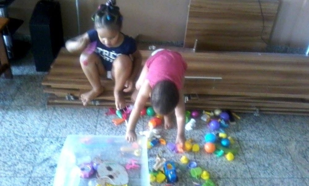 Joyce et Dan rangent leurs jouets