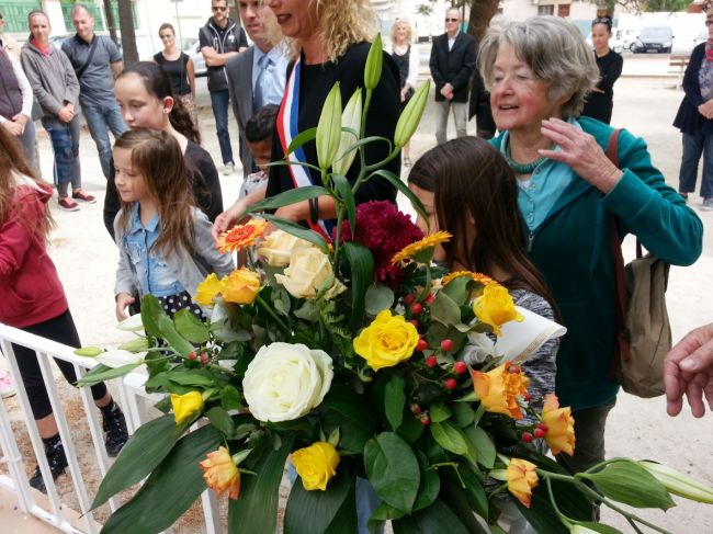 Cérémonie du 08 mai Place Sénéquier avec les enfants de l'école primaire de Valbertrand ...