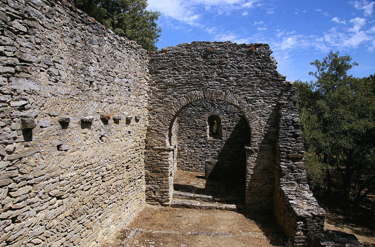 1280px-VILLARZEL-CABARDES_(Aude)_-_Chapelle_préromane_Notre-Dame-de-la-Lauze.jpg