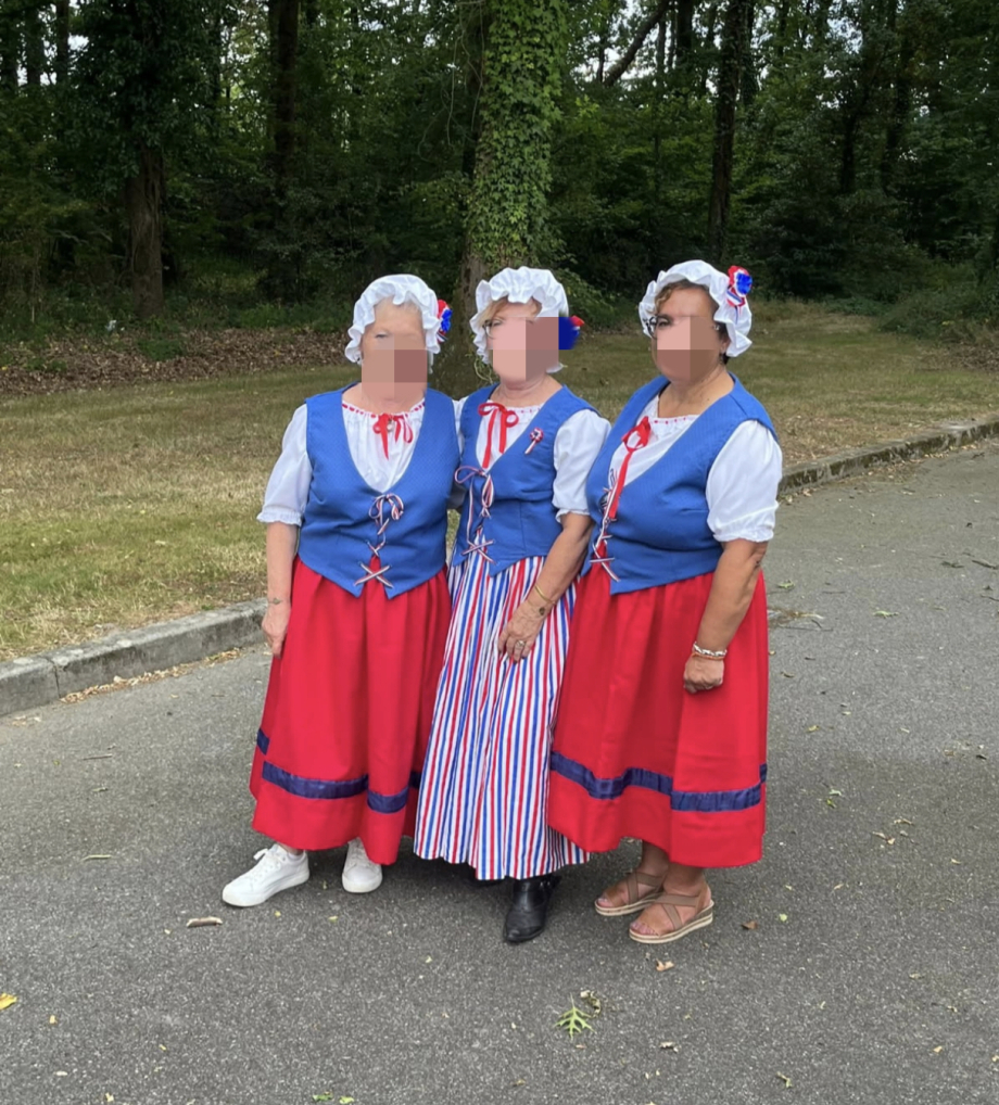 5 Chemisiers blanc 
5 jupes rouge 
1 jupe à rayures 
3 gilets bleu 
3 bonnets