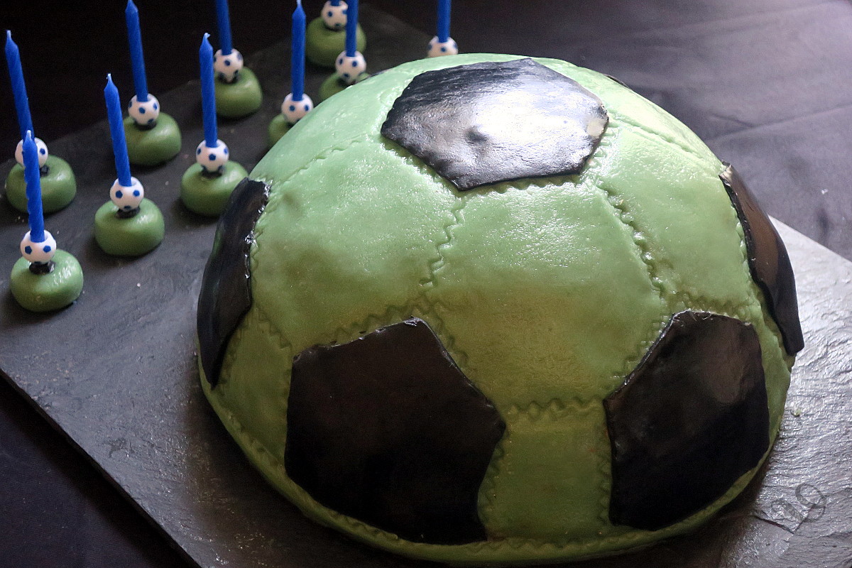 Gâteau d'anniversaire, ballon de foot - du pain sur la planche..ou  nourrir sa tribu