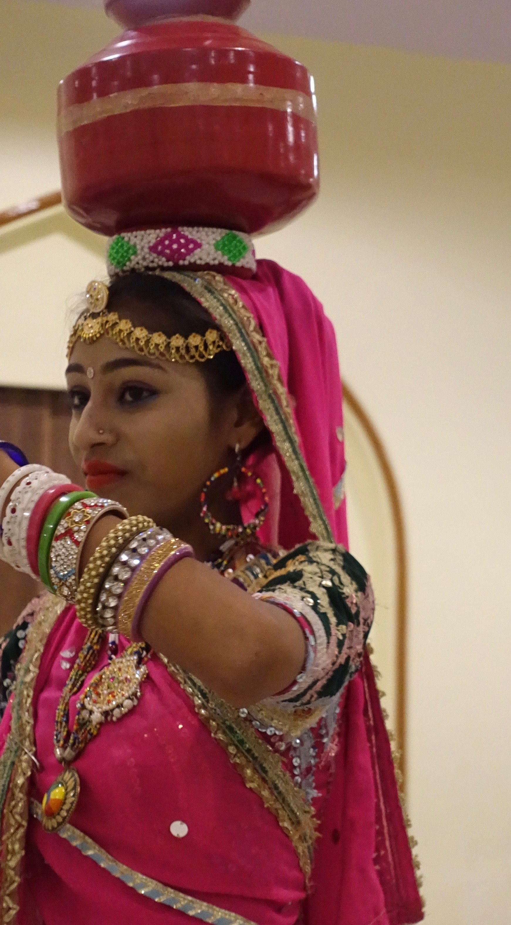 Tradition de la danse au Rajasthan. Cette jeune fille là avait quelque chose de très moderne dans l'attitude et le regard