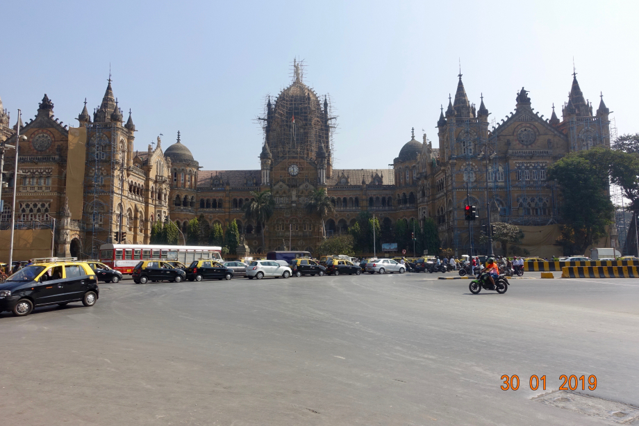 Un autre monde : Victoria station à Mumbai, avec les taxis jaunes et noirs...