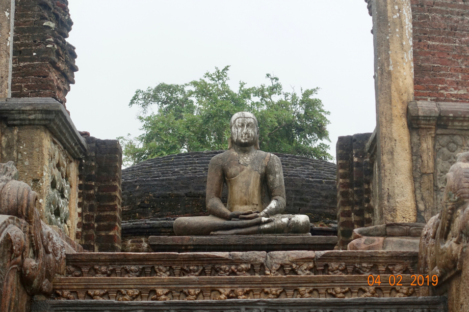 Un bouddha assis. 3 sortes de bouddha : le bouddha assis, paumes ouvertes puis celui qui est debout, mains jointes puis le bouddha couché.