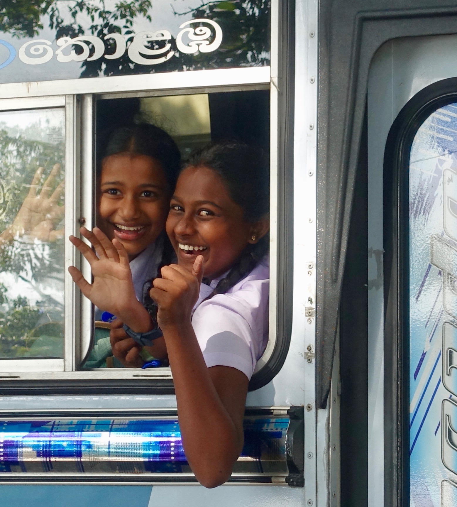 Elles dans un bus, nous sur le trottoir d'en face : des cris, des gestes de sympathie, des regards qui illuminent les visages et ces sourires magnifiques ...