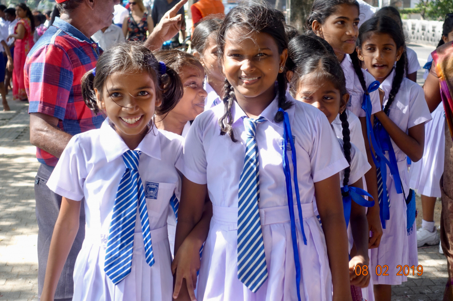 Rien n'oblige ces petites filles à nous regarder ainsi, il n'y aura rien d'autre en échange qu'un sourire et un merci beaucoup - mais en sri lankais s'il vous plait  ! 