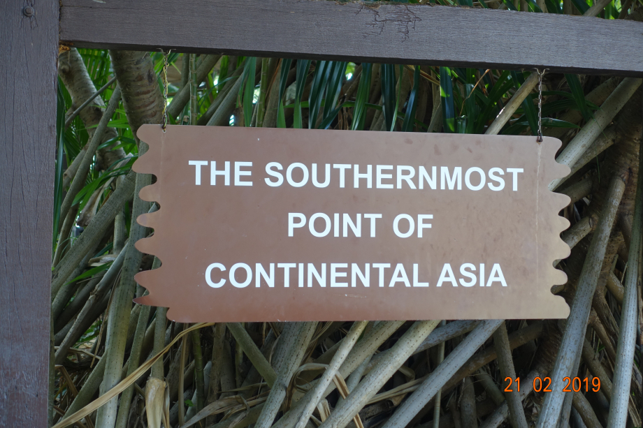 Ville/état de tous les superlatifs, Singapour est la plus au sud du continent asiatique.