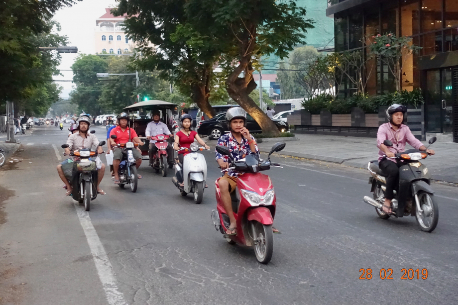 Dans les rues de Phnom Penh, les 2 roues disputent la chaussée aux Touk Touks, sans jamais s'énerver malgré parfois une certaine anarchie dans les priorités