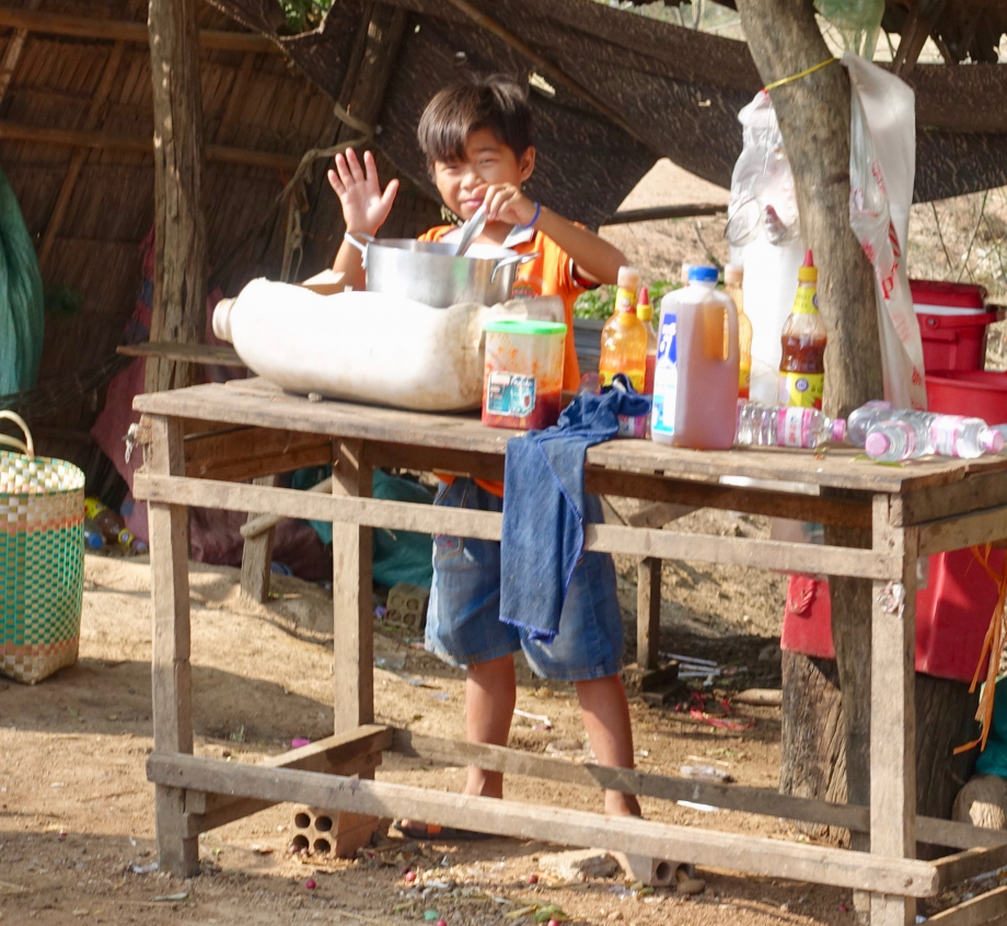 Lui ne nous a rien vendu, mais comme beaucoup d'enfants au Cambodge, il fait un petit geste de la main aux étrangers qui le regardent avec bienveillance.