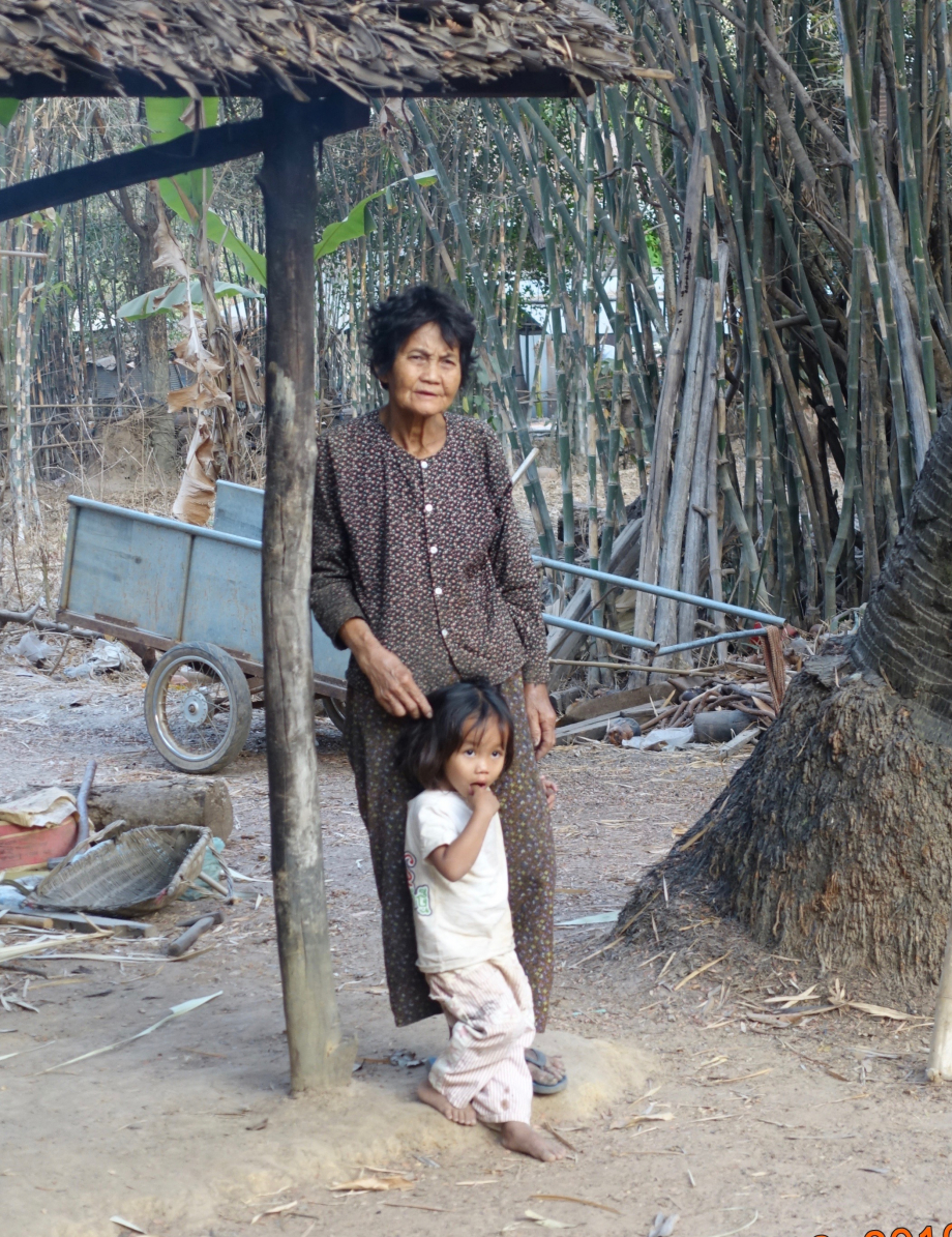 La grand mère et sa petite fille dans un de ces villages, très rustiques, pas loin du fleuve.
